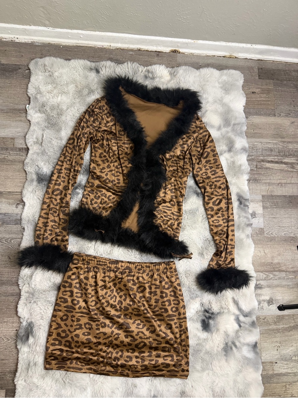 Leopard Print Loungewear Set with Black Faux-Fur Trim